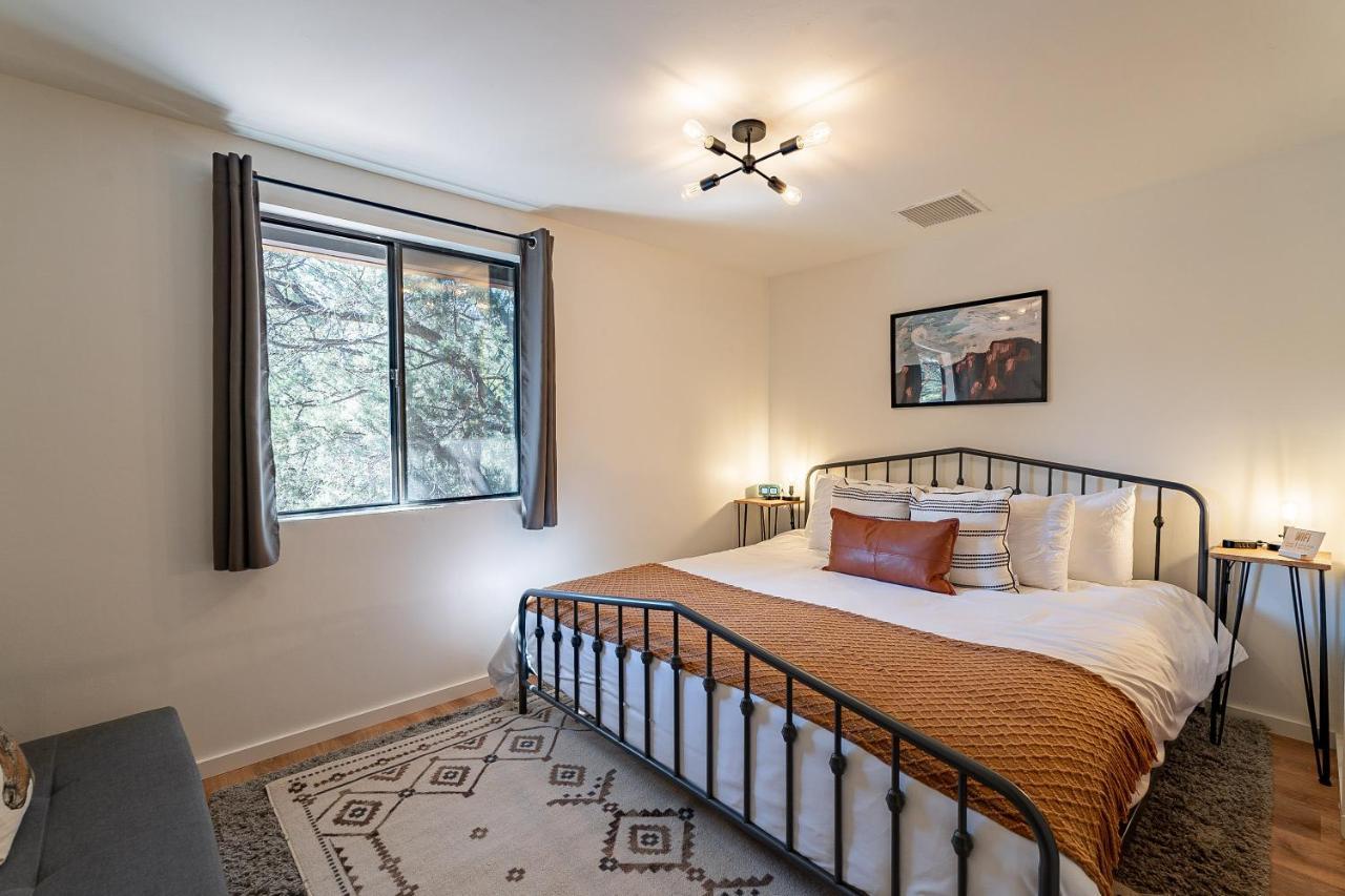 The Pine House - Cozy Mid-Century Modern, Pet-Friendly Villa Exterior foto