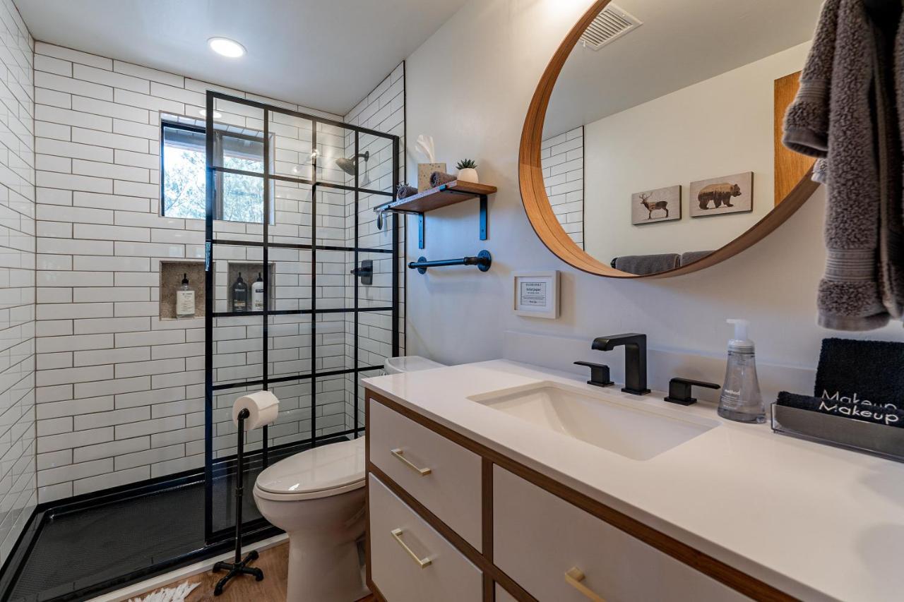 The Pine House - Cozy Mid-Century Modern, Pet-Friendly Villa Exterior foto