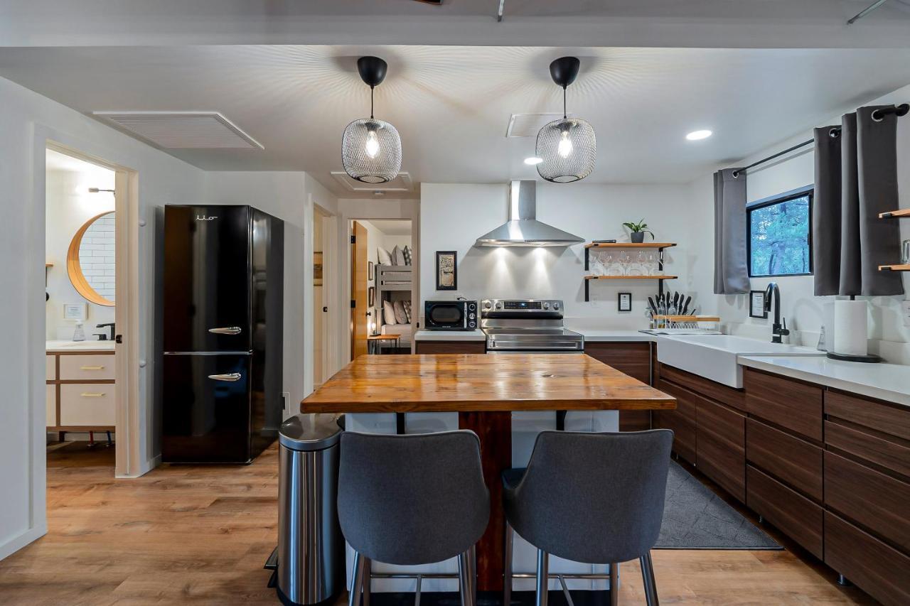 The Pine House - Cozy Mid-Century Modern, Pet-Friendly Villa Exterior foto